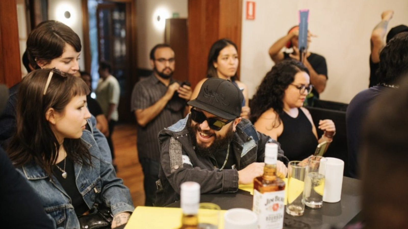 Jurado evalúa presentaciones durante las audiciones de Jim Beam Highball Sessions 2023 en Ciudad de México.