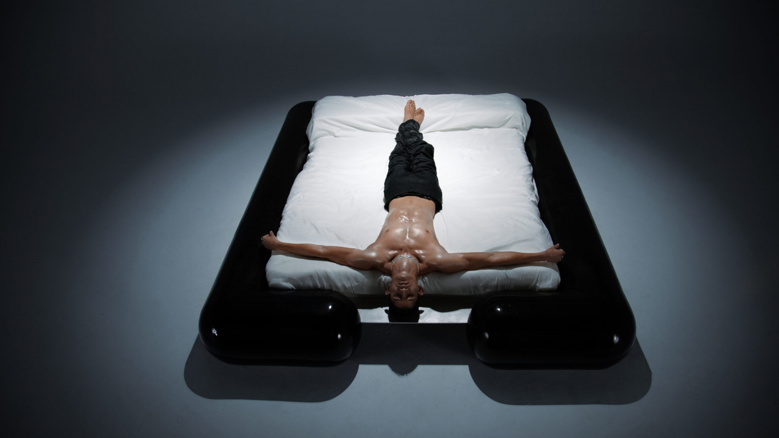 Hug Bed installation by Kouros Maghsoudi presented during Art Week Mexico in collaboration with Ayanegui, exploring wet luxury and contemporary design.