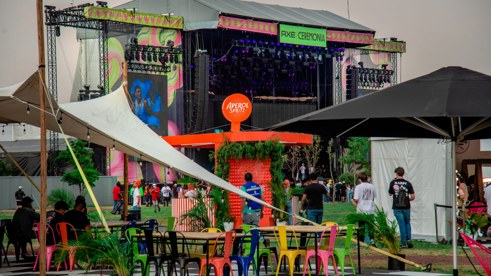 Vista general de las áreas de experiencia y escenarios durante el festival AXE Ceremonia en el Parque Bicentenario.