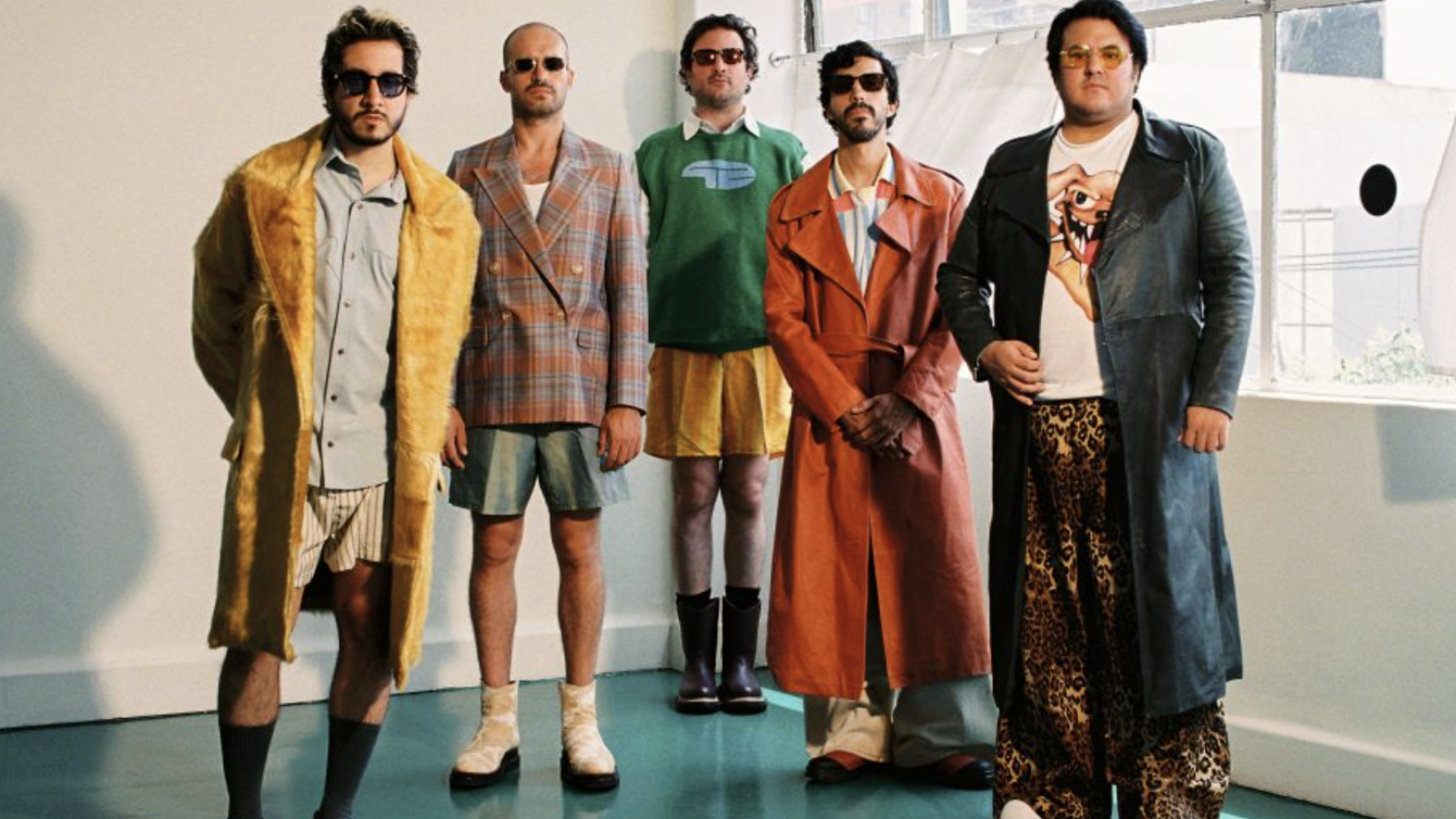 Little Jesus posa en sesión fotográfica promocional para su álbum El Show Debe Continuar.