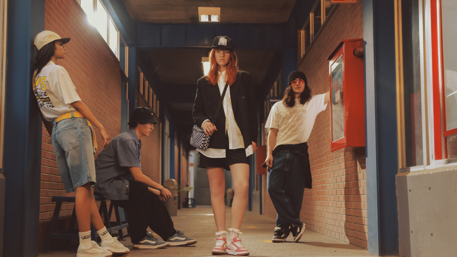 Modelo Vans Hylane en color negro con sidestripe blanco