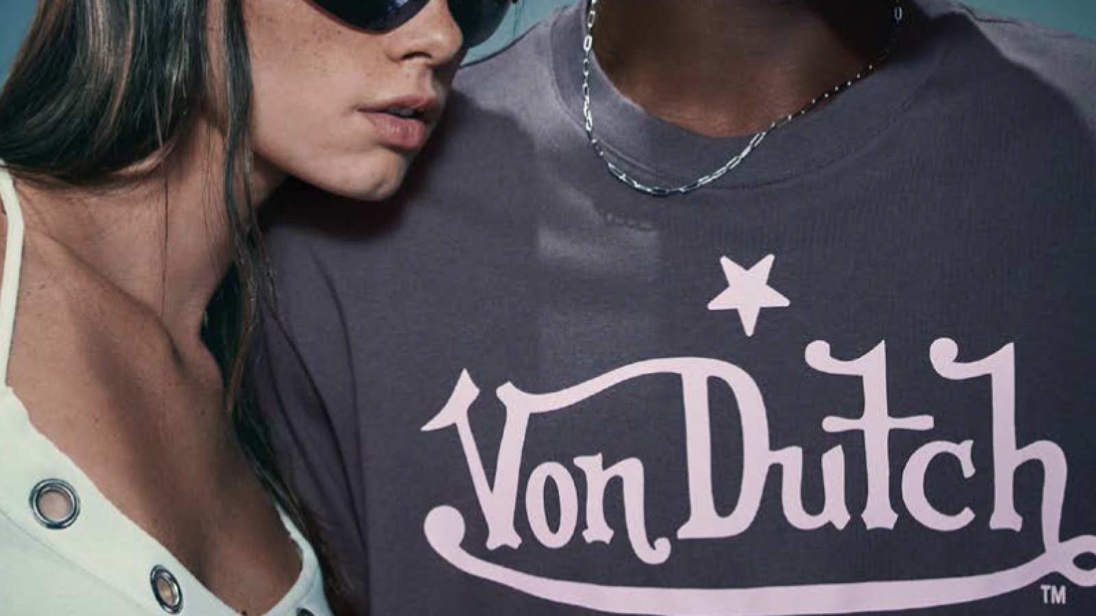 Look de la colección BERSHKA x VON DUTCH