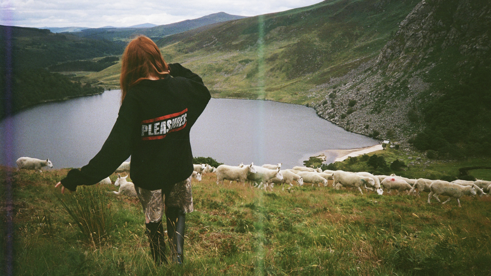 Modelo vistiendo prendas de la colección Fall 2025 “An Fómhar Fíor” de PLEASURES, fotografiado en paisajes naturales de Irlanda.