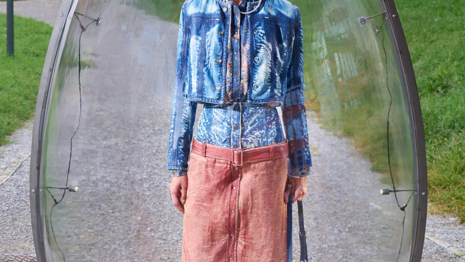 Look 43 de la colección Diesel Spring/Summer 2026 presentado en Milán durante el Diesel Egg Hunt, bajo la dirección creativa de Glenn Martens.