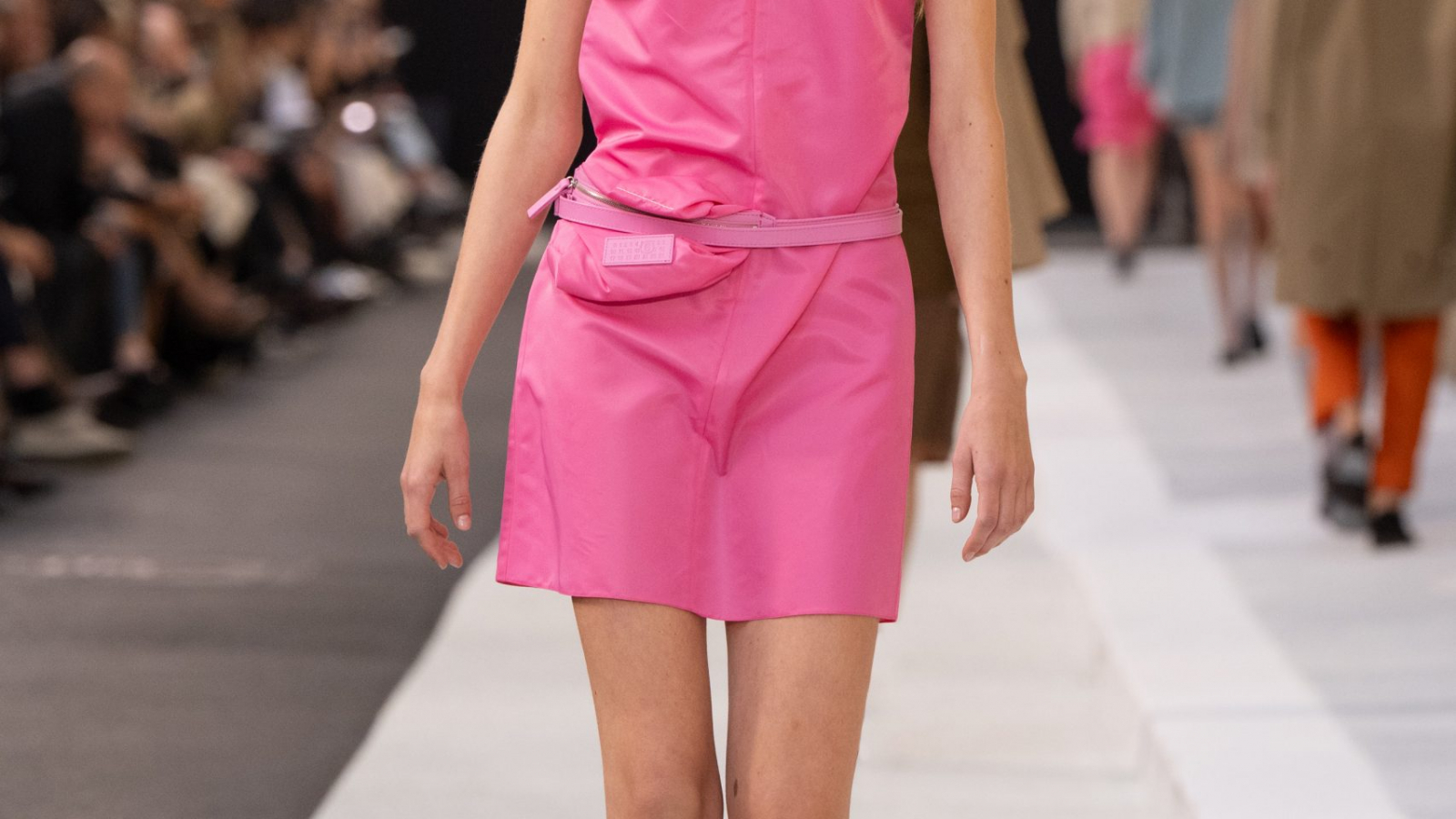 Look de MM6 Maison Margiela Spring–Summer 2026 presentado en la calle, con siluetas depuradas, capas estructuradas y accesorios metálicos.