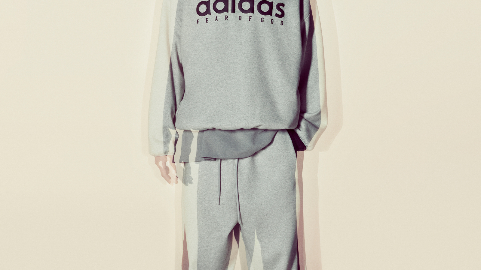 Imagen de campaña de Fear of God Athletics Otoño/Invierno 2025 con los sneakers II Basketball y siluetas de rendimiento, fotografiada por Nadav Kander.