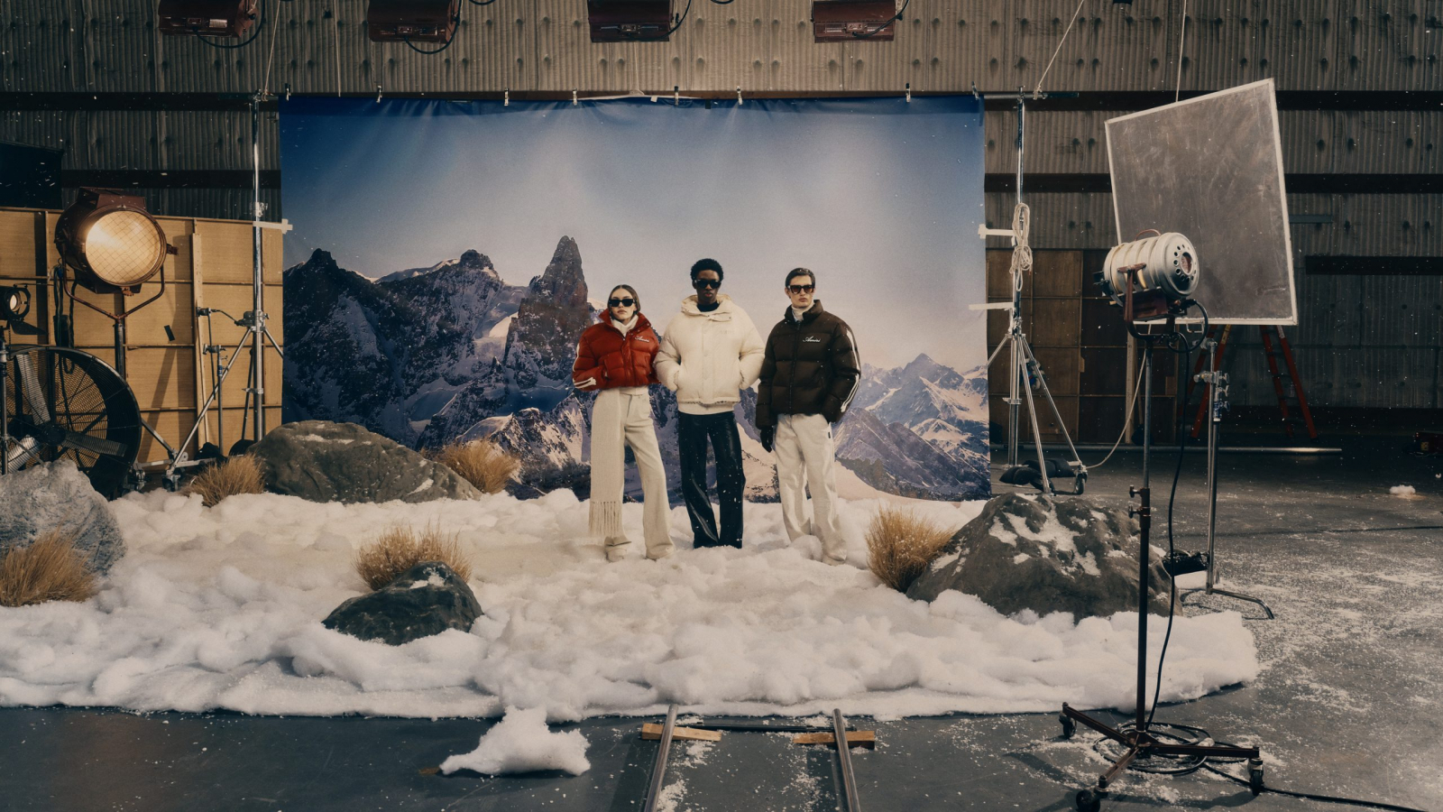 Imagen de la Winter Capsule de AMIRI con chamarras acolchadas escultóricas y estética cinematográfica inspirada en un invierno de Hollywood.