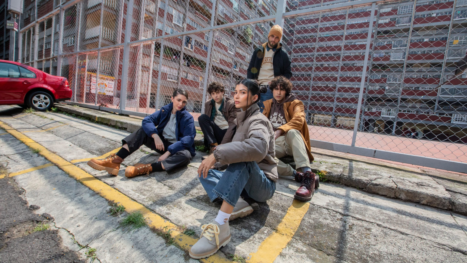 Modelos con looks urbanos de invierno de Timberland en entorno industrial