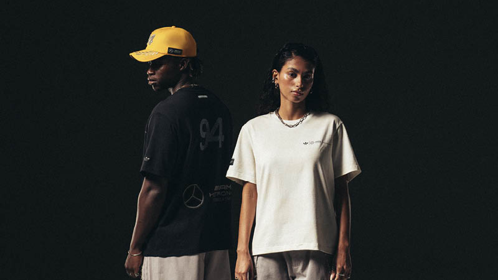 Modelos lucen prendas de la colección adidas Originals Motorsport inspirada en la cultura racing.