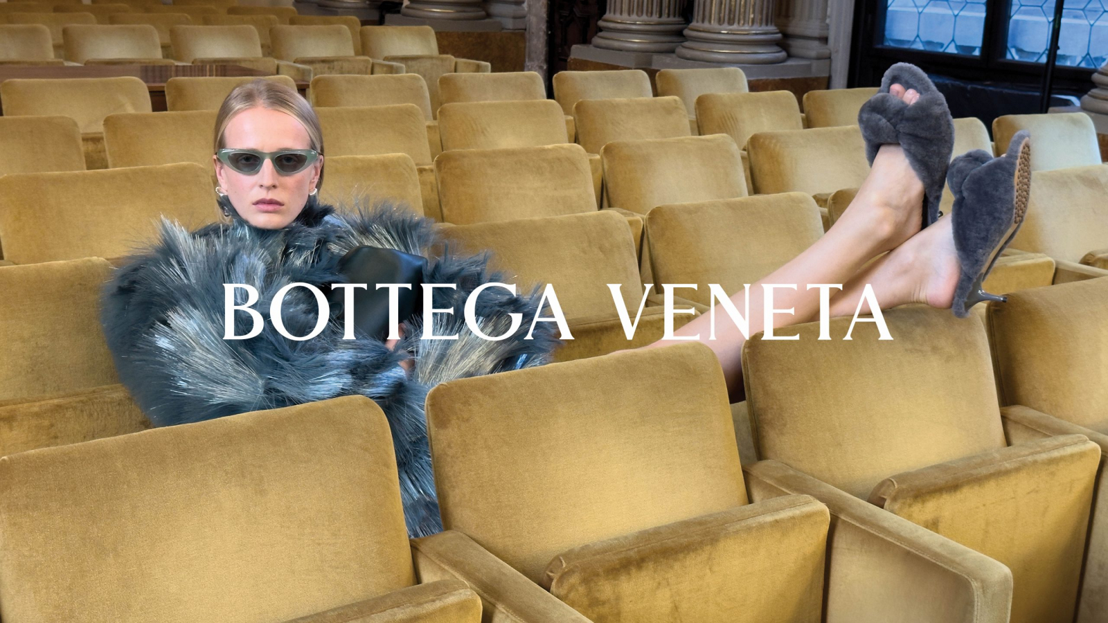 Modelo sentada en un teatro veneciano como parte de la campaña Bottega Veneta Summer 2026, fotografiada por Juergen Teller.