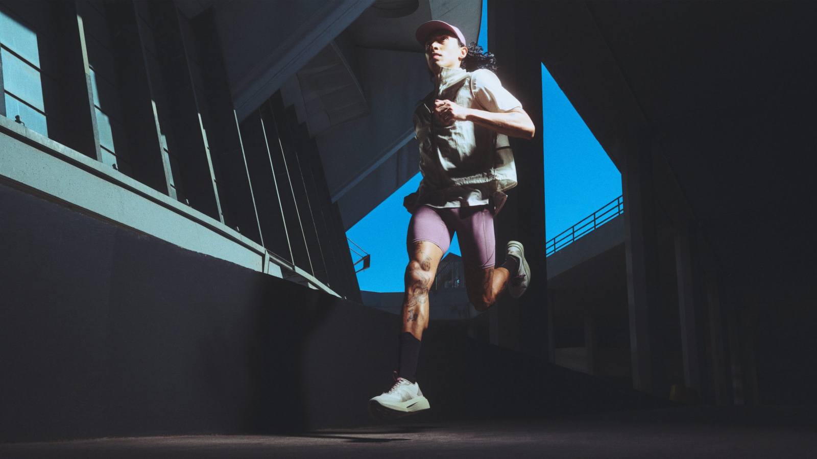 Corredor urbano en movimiento usando el adidas Adizero Evo SL HK, colaboración con Hermanos Koumori.