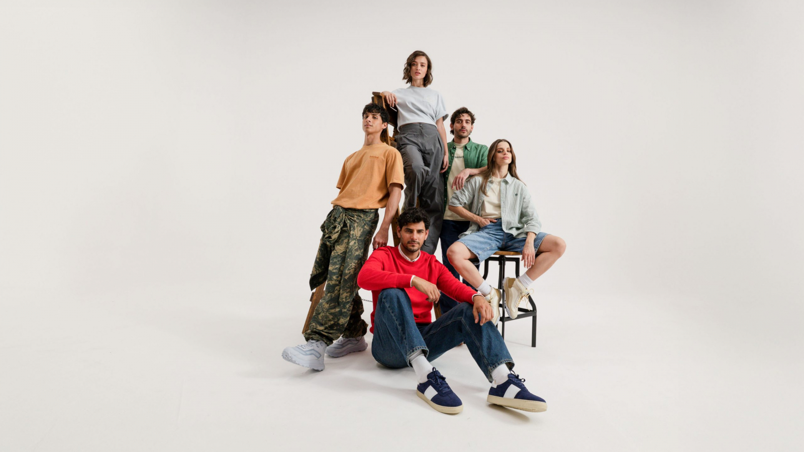 Modelos lucen sneakers y apparel de la colección Timberland Colors of Spring Primavera 2026 en estudio minimalista.