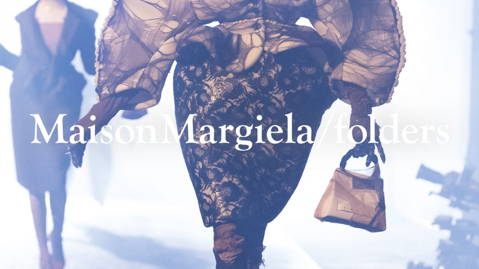 Vestido Artisanal de Maison Margiela compuesto por objetos y joyería ensamblados, con rostro cubierto, backstage.