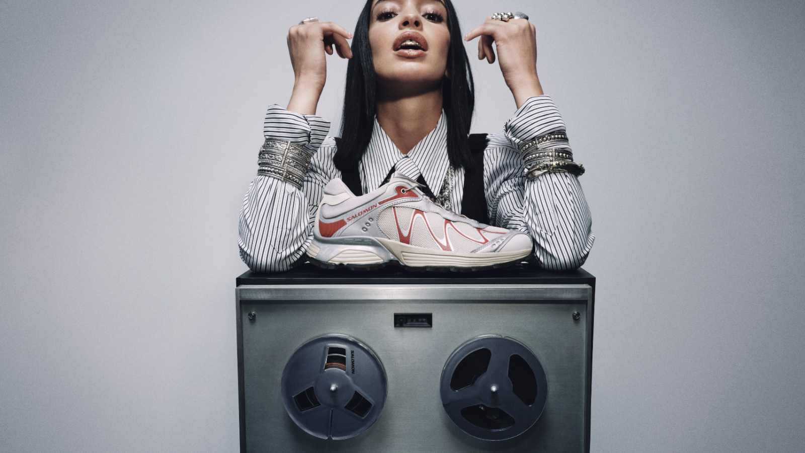 Dina Ayada protagoniza la campaña XT-Whisper de Salomon, fusionando autoexpresión, música y diseño experimental en una narrativa visual contemporánea.