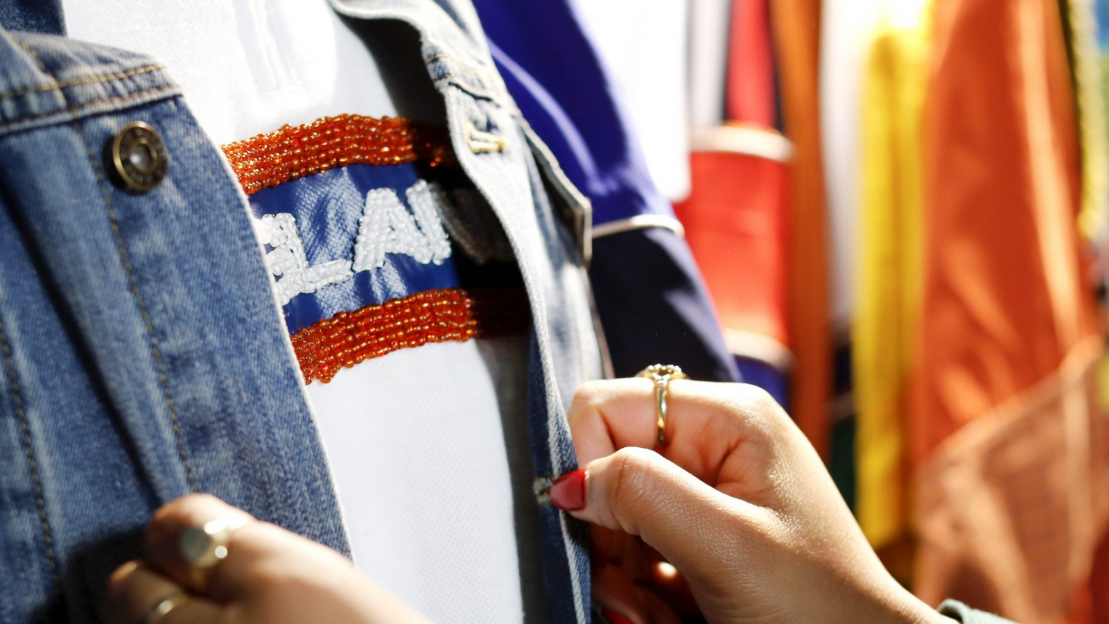 Detalle de una prenda intervenida durante el H&M Design Award, mostrando procesos creativos y artesanales de jóvenes diseñadores emergentes.