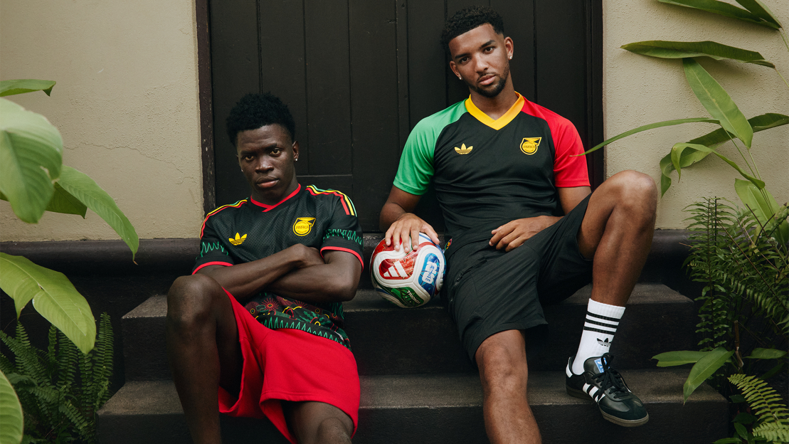 Jugadores de la Jamaica Football Federation vistiendo el kit visitante adidas 2026 inspirado en el reggae y Bob Marley.