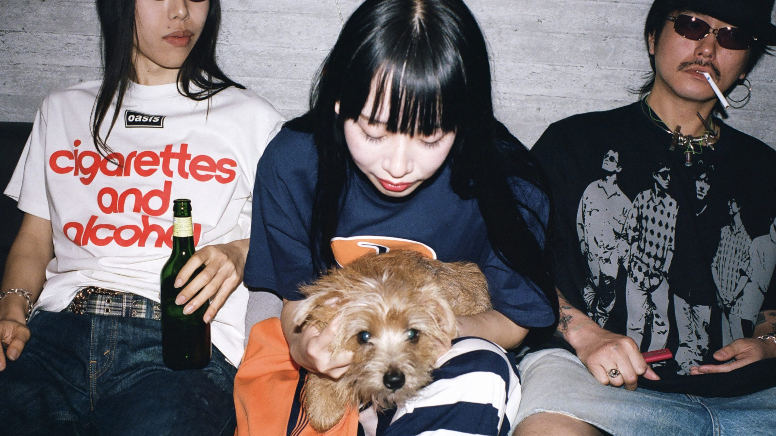 Modelos en Tokio vistiendo piezas de la colección PLEASURES x Oasis durante el lookbook, con estética noventera y referencias al Britpop.