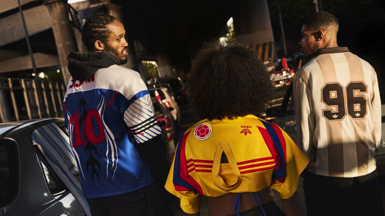 Personas usando jerseys de fútbol adidas Originals en un entorno urbano, representando la cultura del fútbol en la calle rumbo al Mundial 2026.