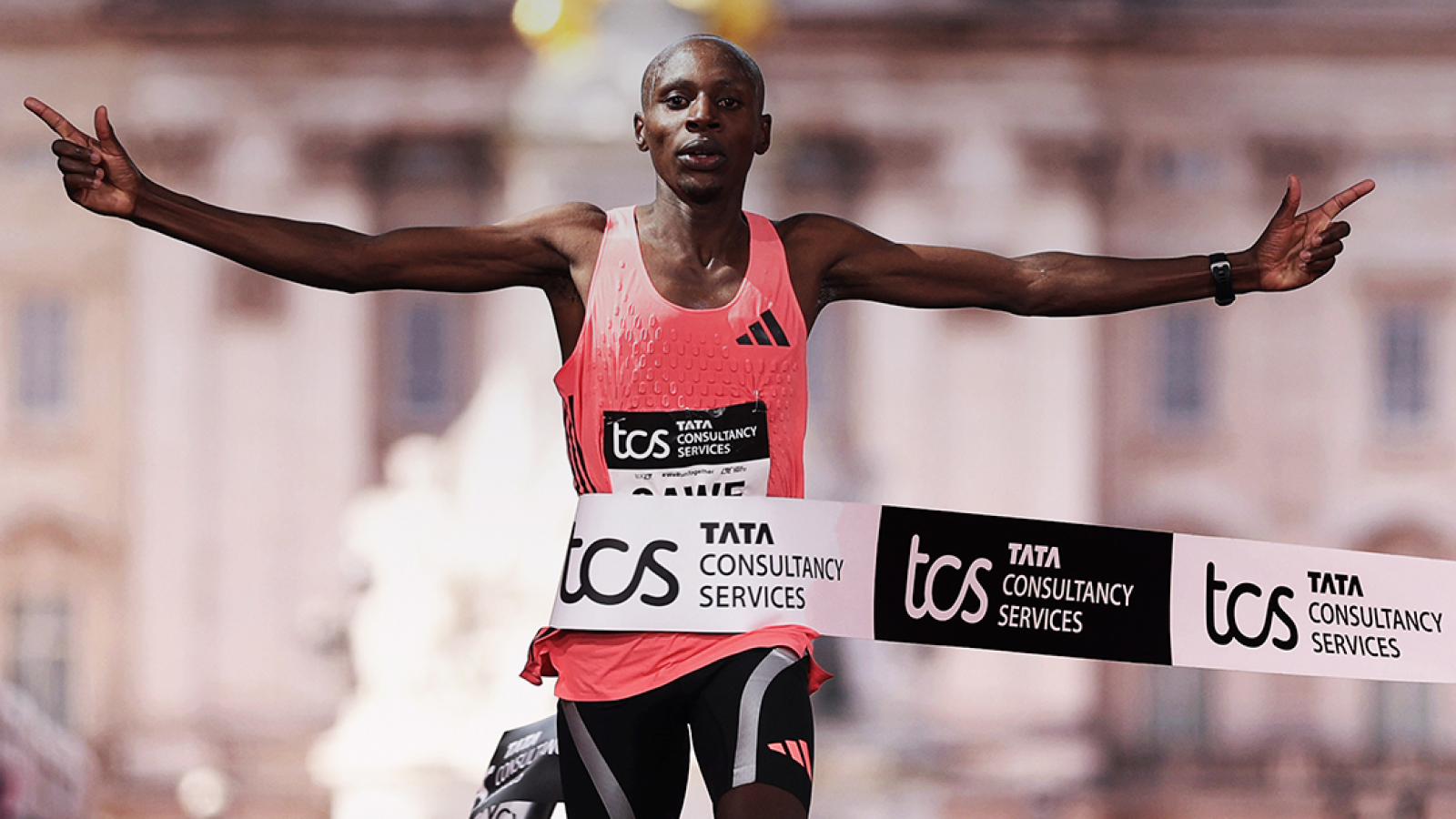 Sabastian Sawe cruzando la meta en el Maratón de Londres tras romper la barrera de las 2 horas, usando adidas Adizero Adios Pro Evo 3.