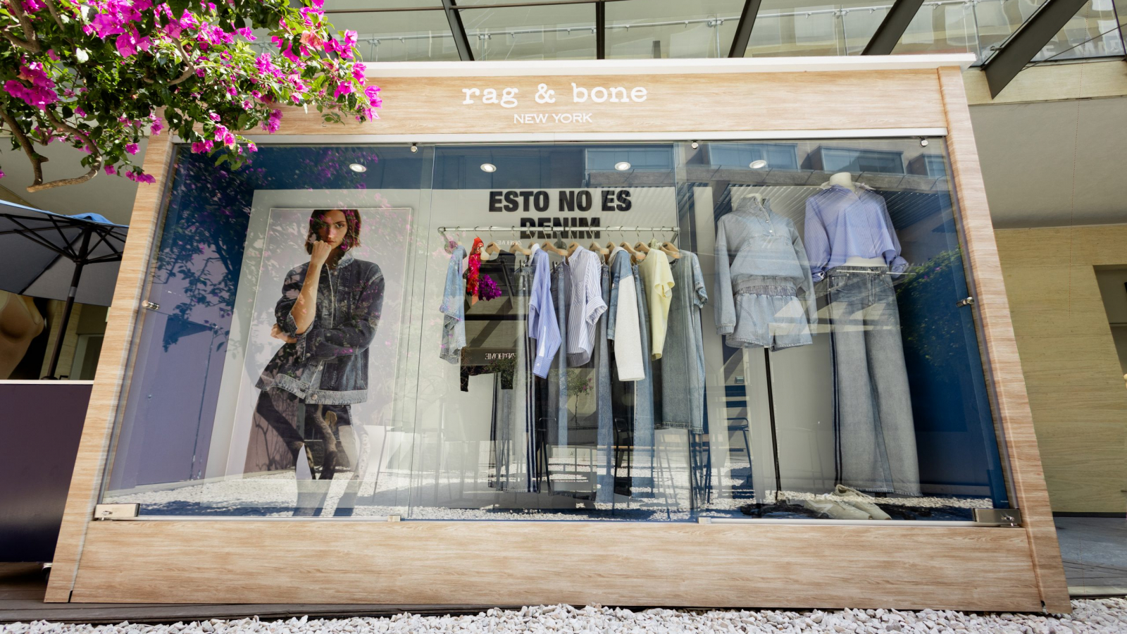 Interior de la Pop-Up Store de rag & bone en Antara Fashion Hall con prendas de la colección rb Miramar y propuesta de denim contemporáneo.
