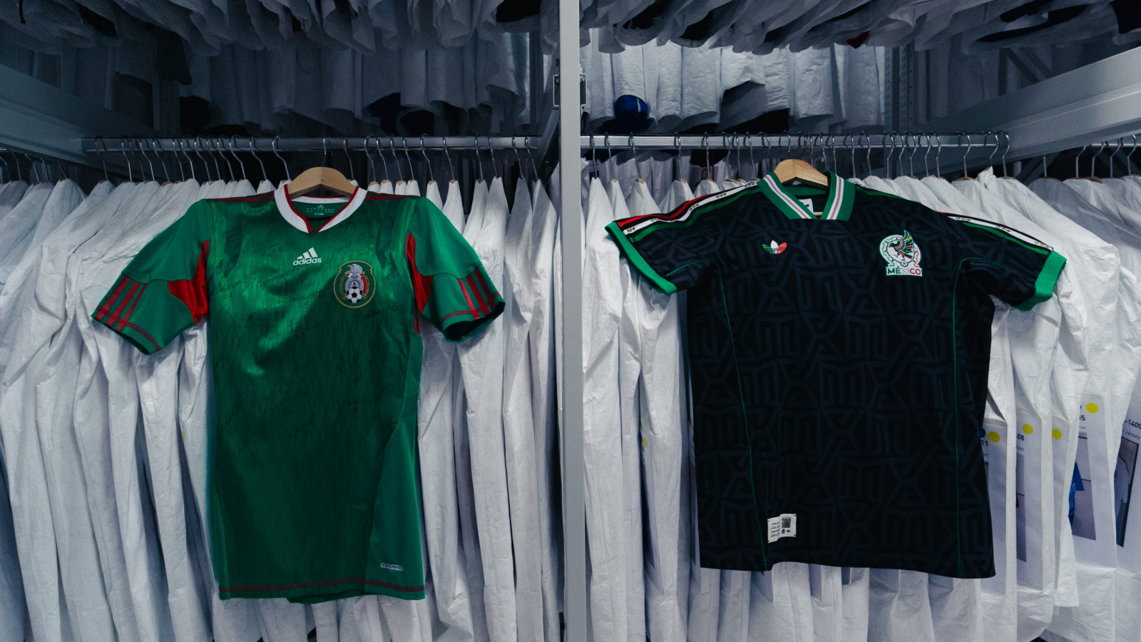 Tercer jersey de la Selección Nacional de México exhibido en el Archivo adidas en Alemania junto a detalles artesanales realizados por mujeres de la Sierra Norte de Puebla.