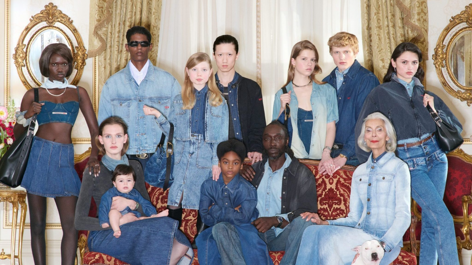 Retrato grupal de la campaña The Royal D de Diesel 2026 con una familia multigeneracional vistiendo total looks denim en un salón clásico inspirado en retratos reales.