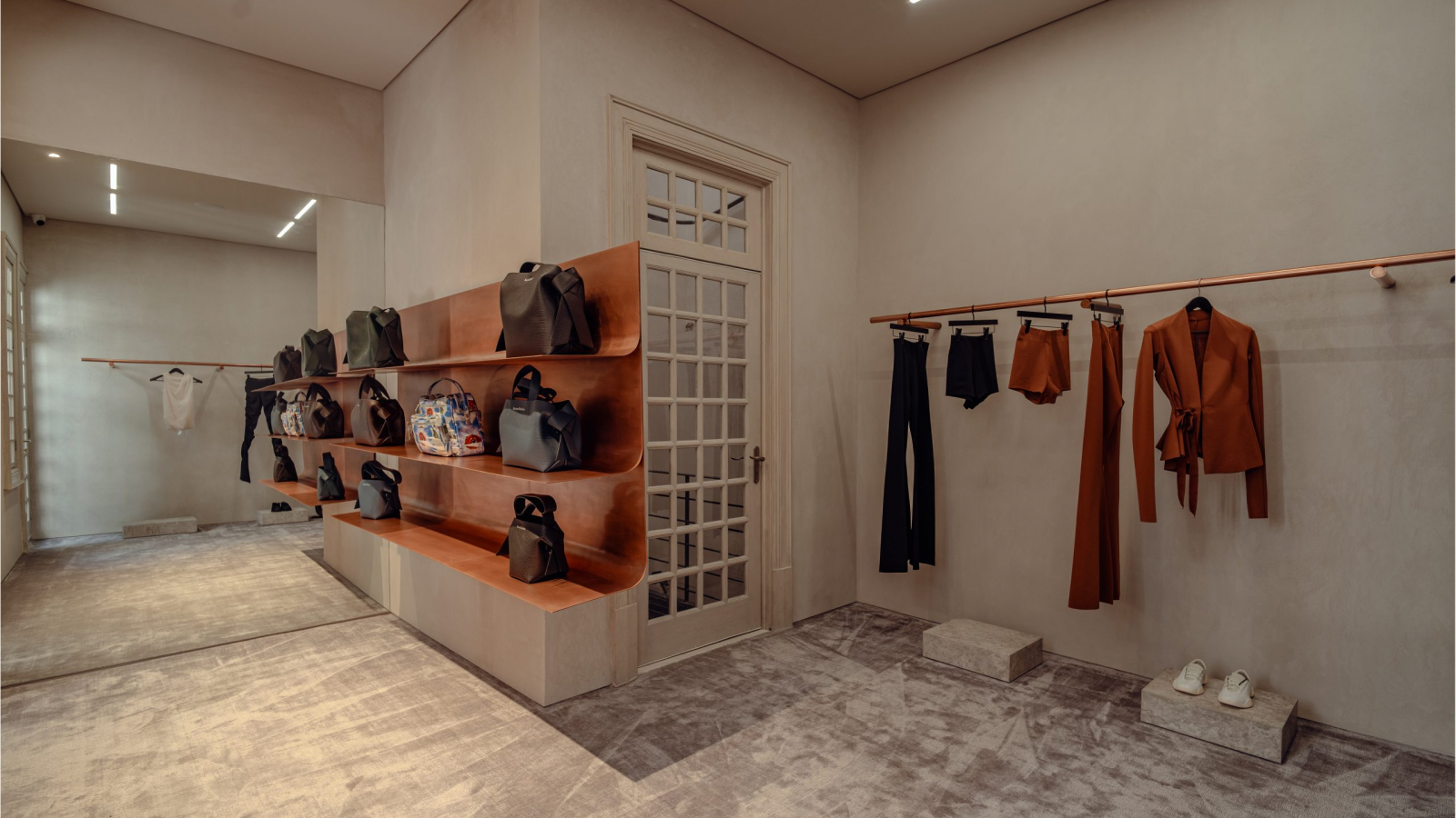 Interior de Concept Store de Colima 112 en Roma Norte, un espacio de diseño contemporáneo que integra moda internacional, mobiliario curatorial y una propuesta arquitectónica minimalista.