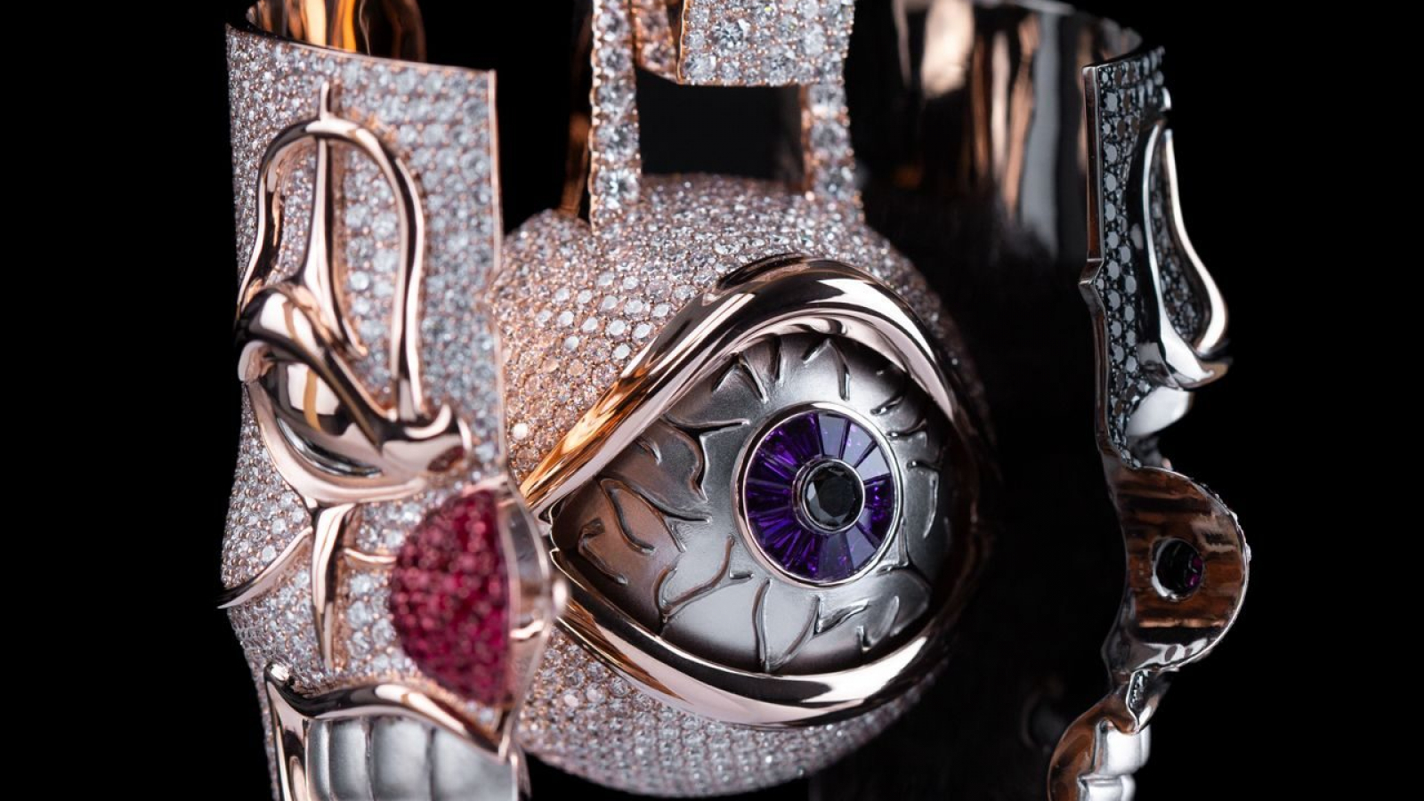 Masterpiece de Braggao diseñada para Netón Vega inspirada en Delirium, una pieza de alta joyería con estructura articulada, diamantes y un ojo central mecánico