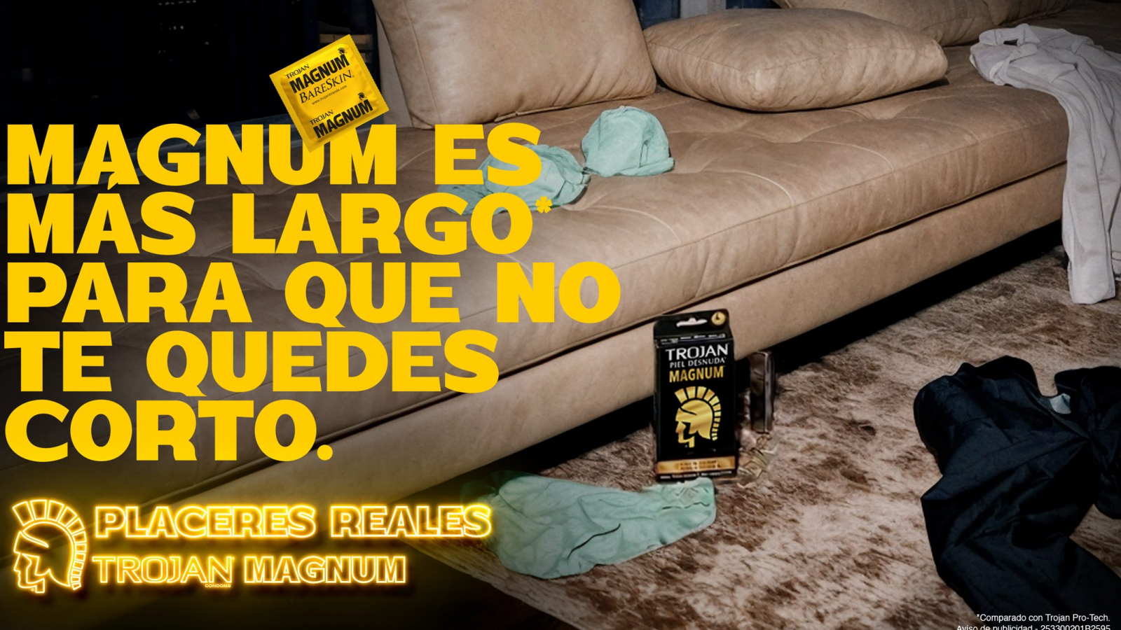Campaña de Trojan Magnum Piel Desnuda con empaque del producto y mensaje promocional destacado sobre un sofá en un entorno doméstico, reforzando el concepto de mayor amplitud y comodidad.