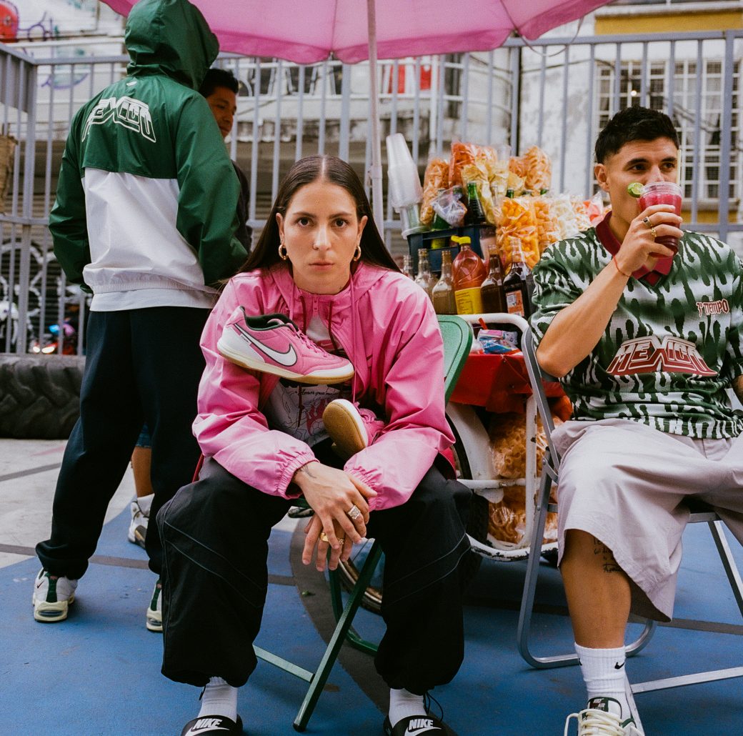 Personas usando piezas de la colección Nike Football “Tercer Tiempo F.C.” en un entorno urbano inspirado en la cultura de barrio y la convivencia alrededor del fútbol.