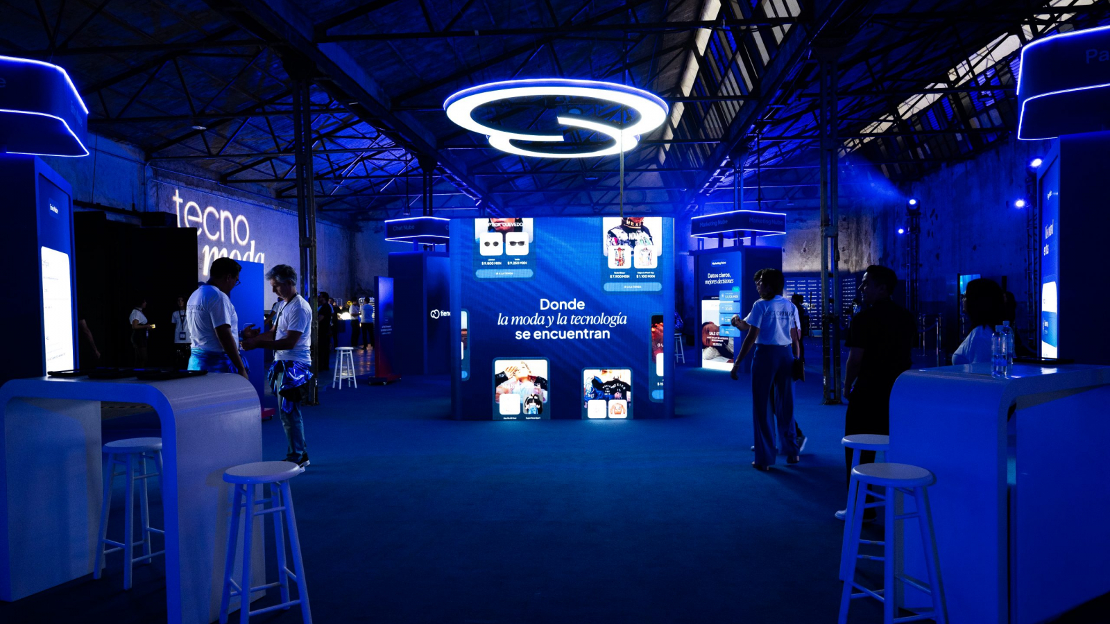 Vista del espacio principal de Tecnomoda México 2026 en Estudios Maravilla, un entorno inmersivo iluminado con instalaciones futuristas y pantallas digitales donde la moda y la tecnología convergen.