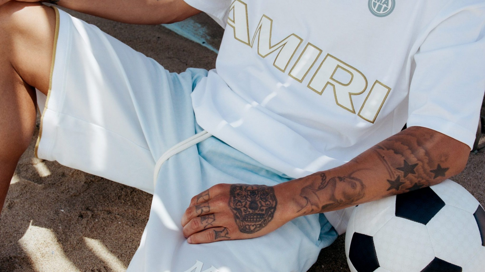 Look de la colección AMIRI Tournament inspirado en el fútbol y la cultura deportiva contemporánea