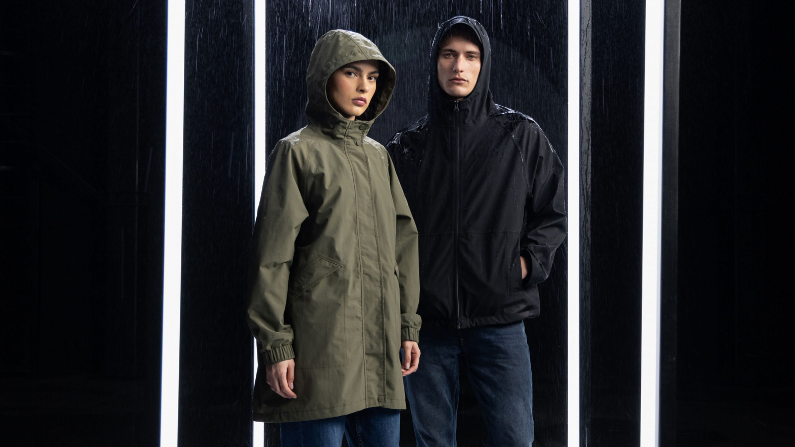 Dos modelos con prendas técnicas y estilo urbano en una campaña de moda contemporánea.