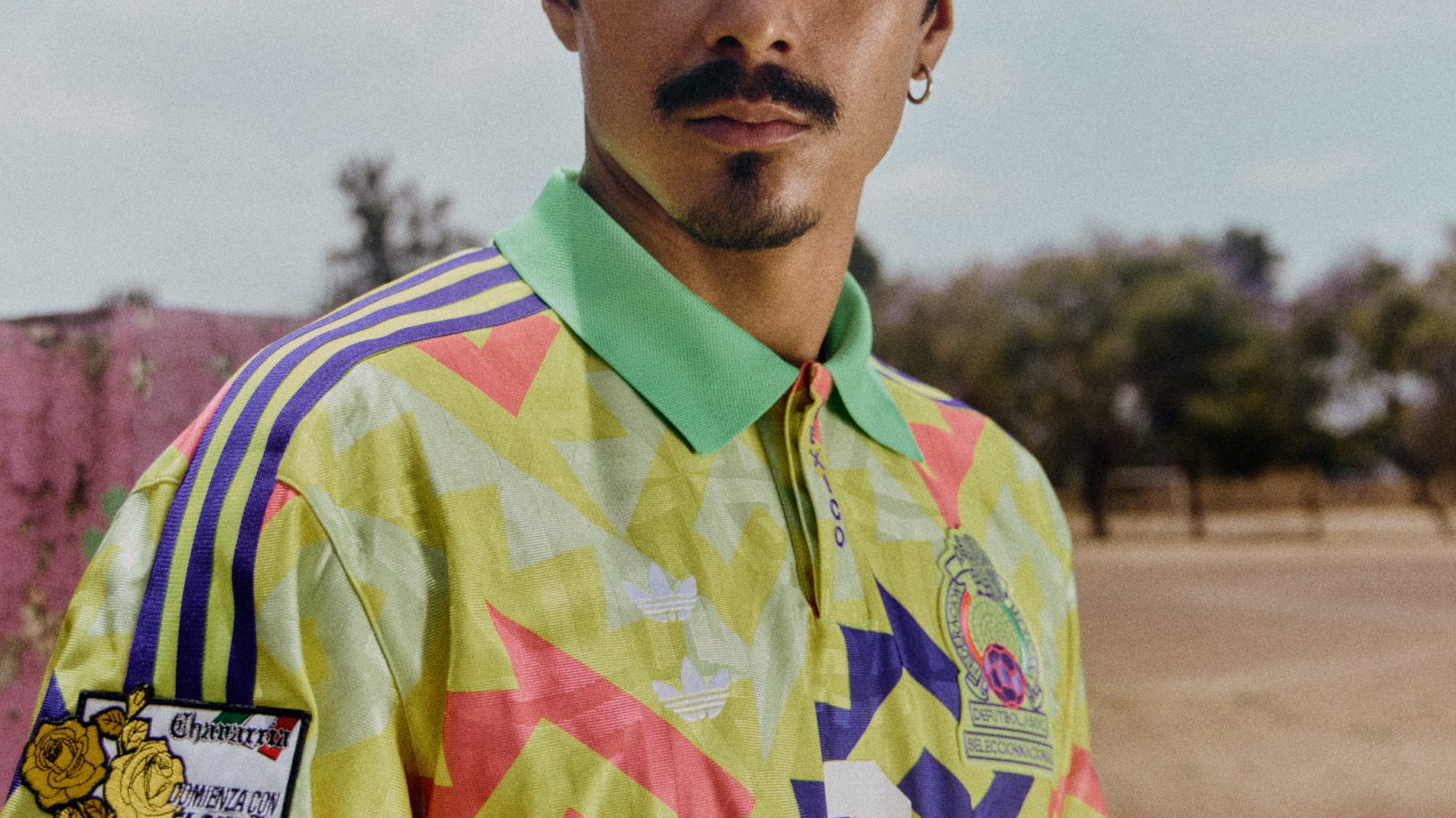 Modelo con jersey verde de México de la colección adidas Originals x Willy Chavarria.