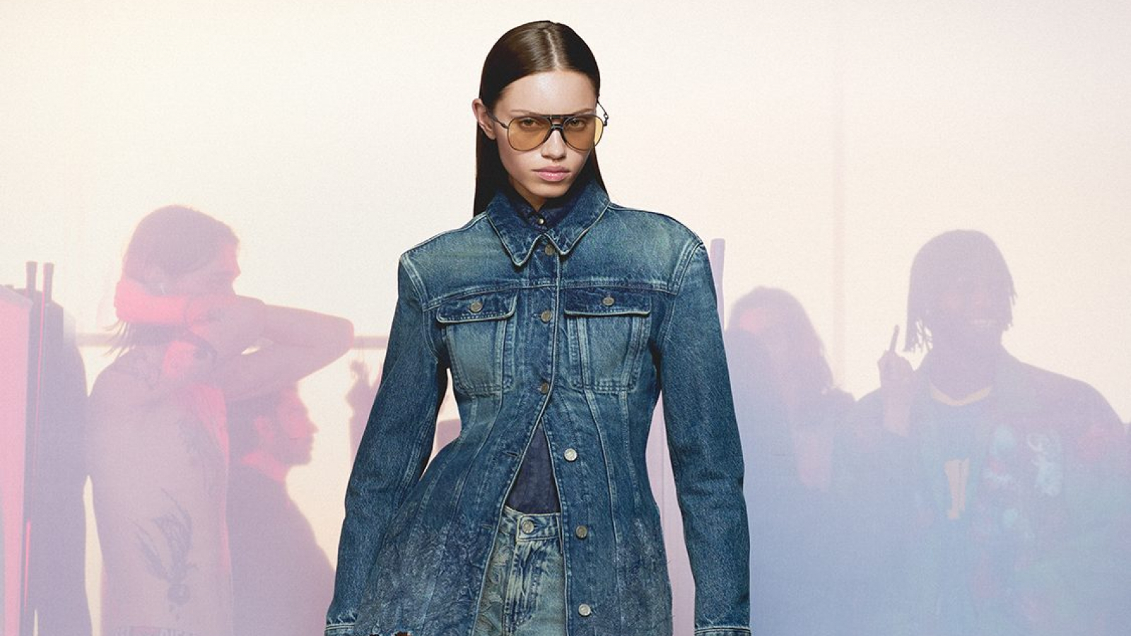 Campaña Diesel Pre-Spring 2027 con look denim en una atmósfera etérea y contemporánea.