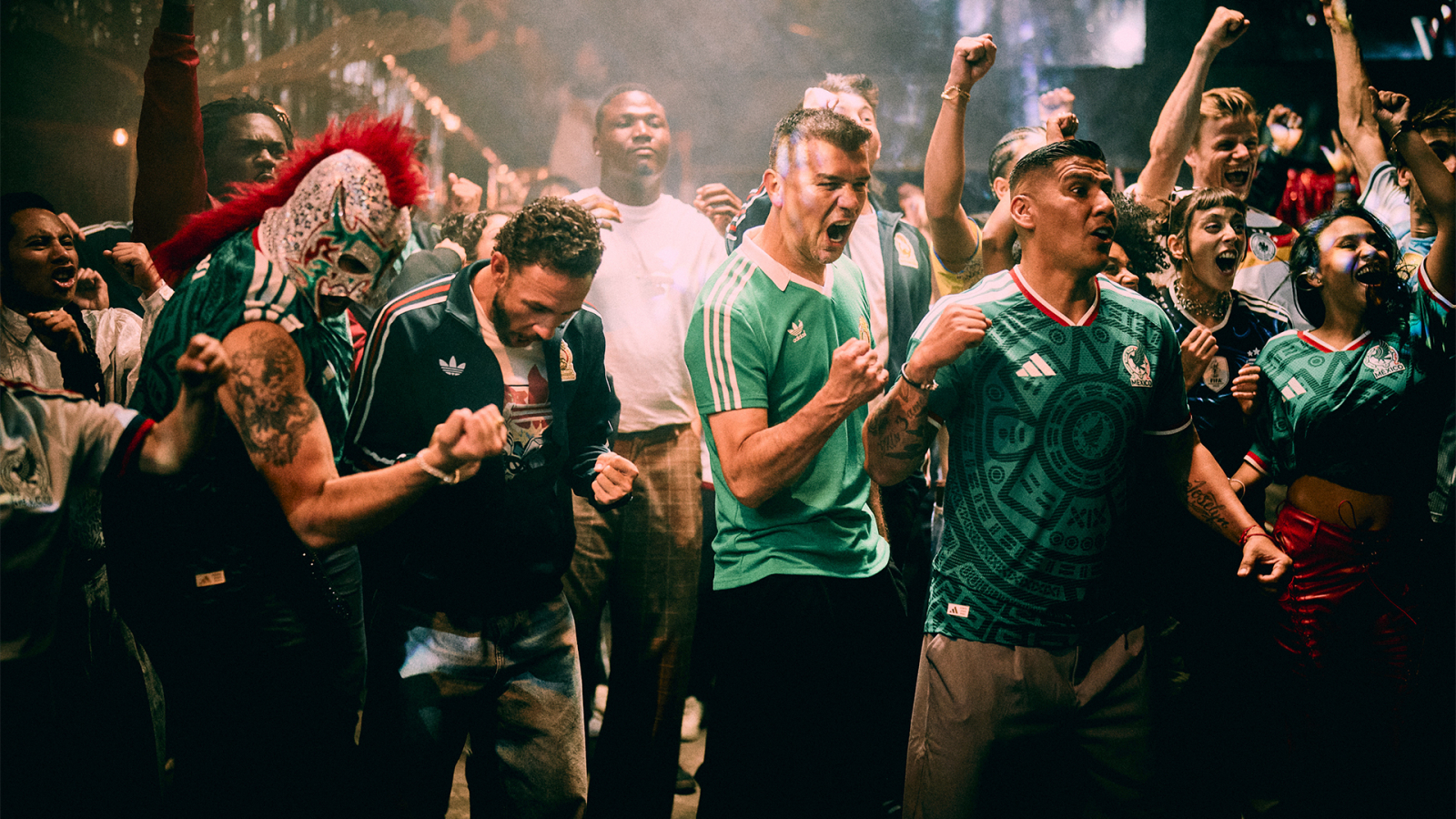 Grupo de personas celebrando durante la campaña de adidas rumbo al Mundial 2026.