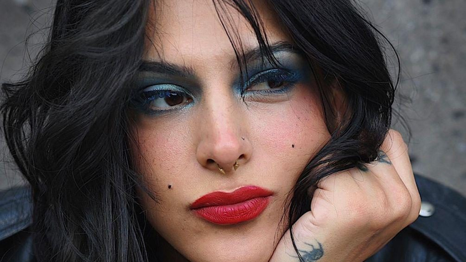 Retrato editorial con maquillaje dramático y estética de moda contemporánea.