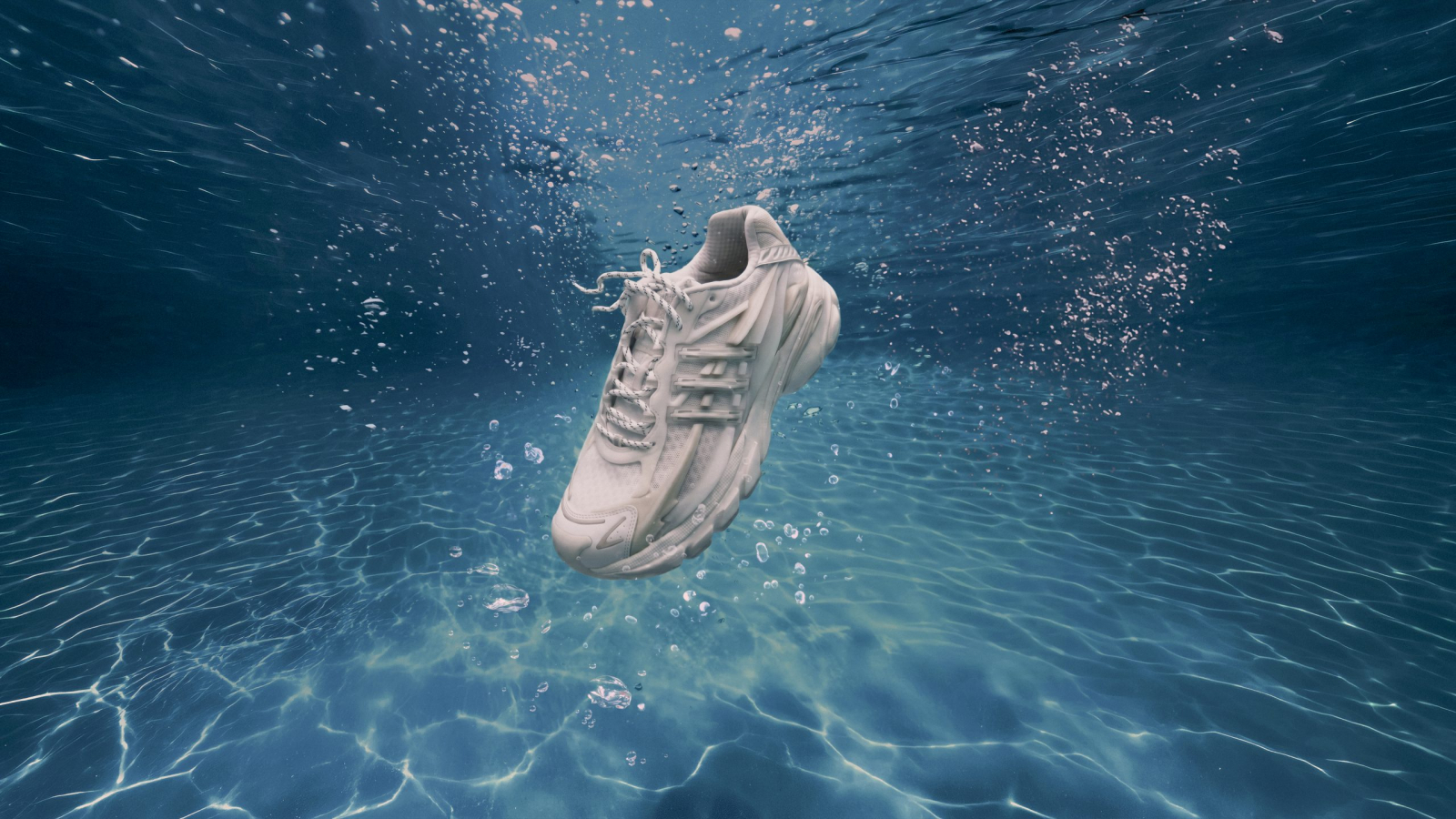 Pharrell Williams presenta los adidas Originals VIRGINIA Adistar Jellyfish Triple White junto al atleta Jeremiah Smith.