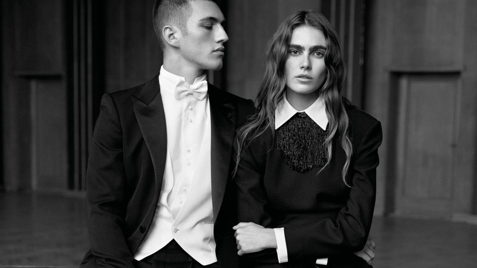 Campaña Otoño/Invierno 2026-27 de Emporio Armani fotografiada por Alasdair McLellan en el Funkhaus.