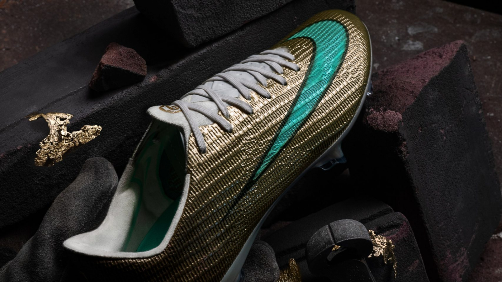 Nike Mercurial Superfly de Kylian Mbappé en color dorado, inspirados en el poder de la comunidad.