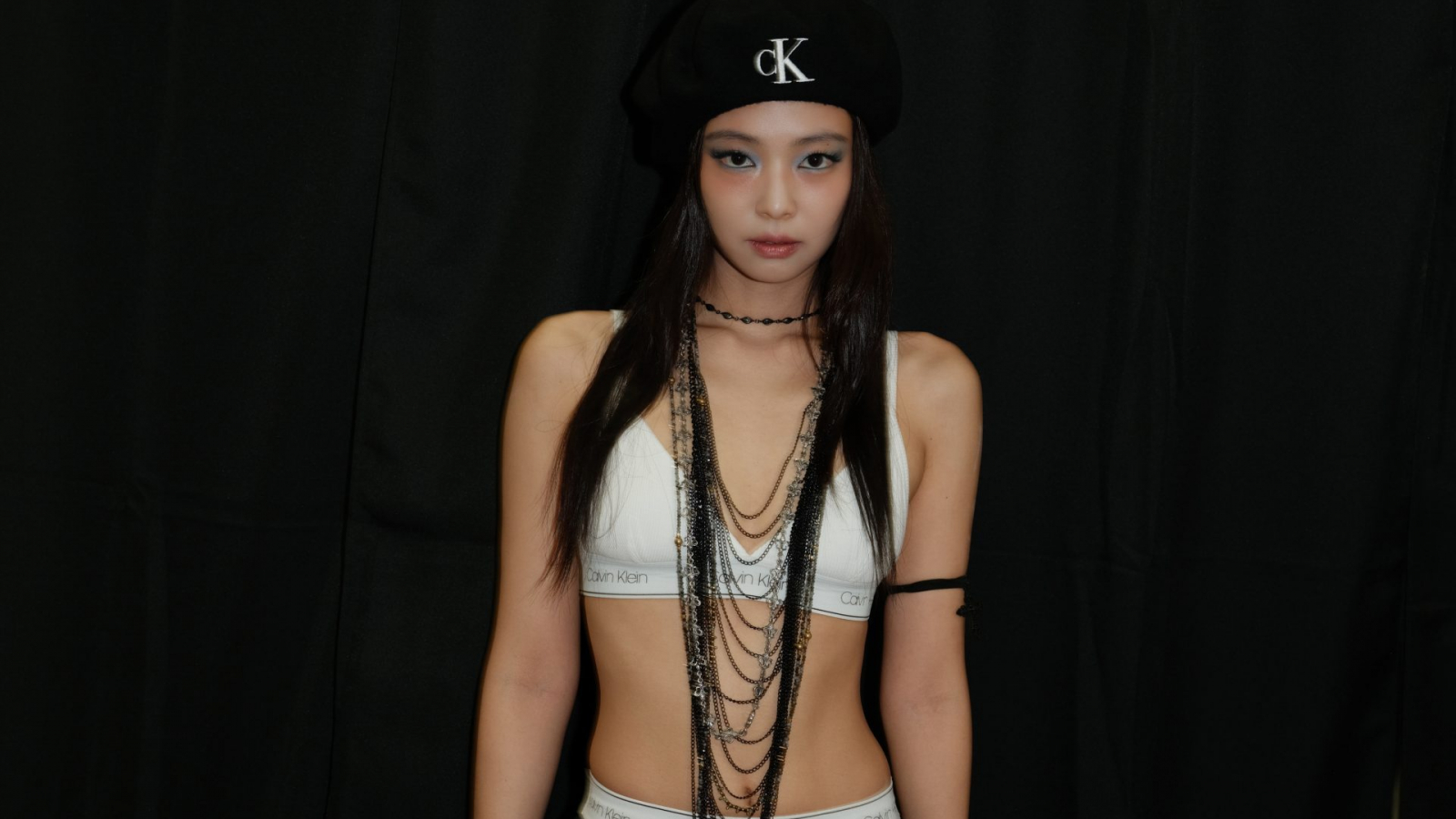JENNIE luce un look personalizado de Calvin Klein Collection durante su actuación en Summer Sonic 2026 en Tokio.