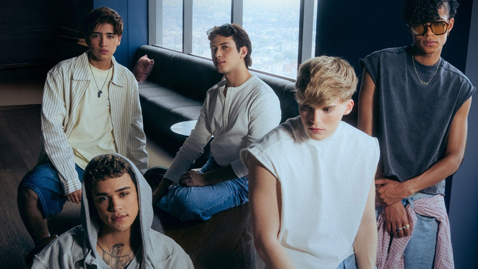 SANTOS BRAVOS en la campaña de H&M Atelier Pre-Fall 2026 previo a su livestream desde Los Ángeles.