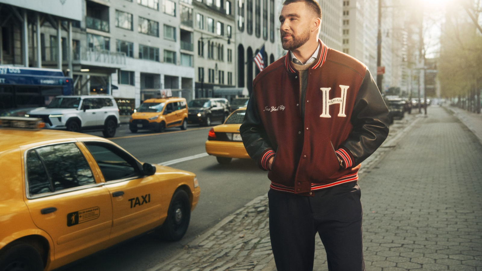 Travis Kelce protagoniza la campaña Otoño 2026 de Tommy Hilfiger en The Plaza Hotel de Nueva York.