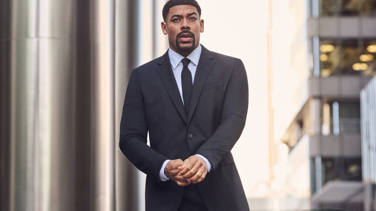 Aaron Pierre protagoniza la campaña global Otoño/Invierno 2026 de BOSS con un look de sastrería de la colección.