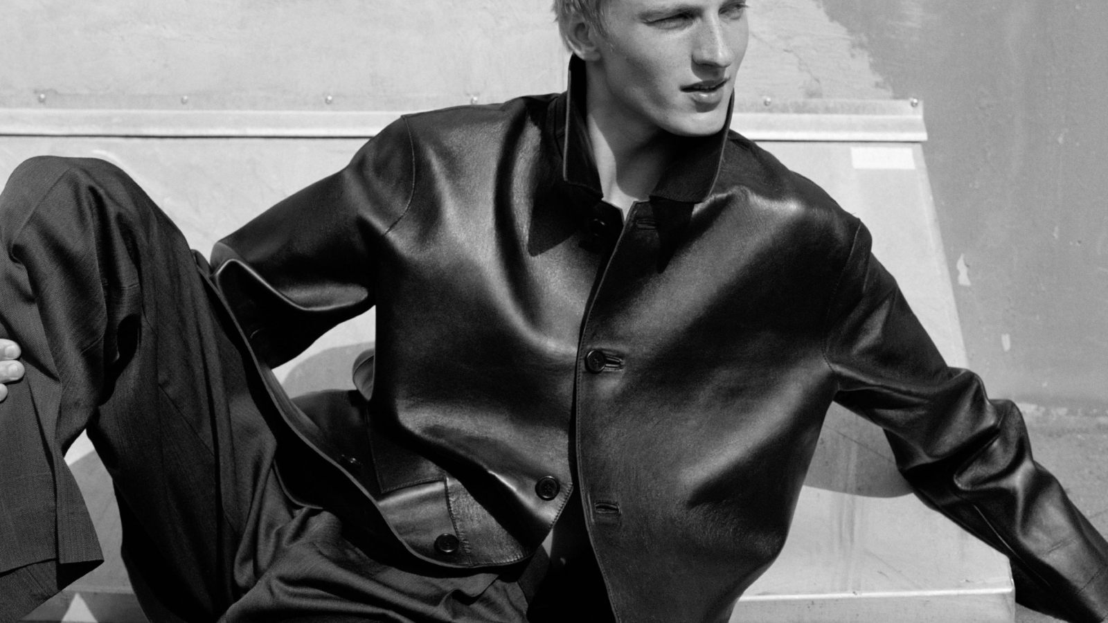Look de H&M Atelier Otoño/Invierno 2026 inspirado en el cine y la sastrería de los años 90.