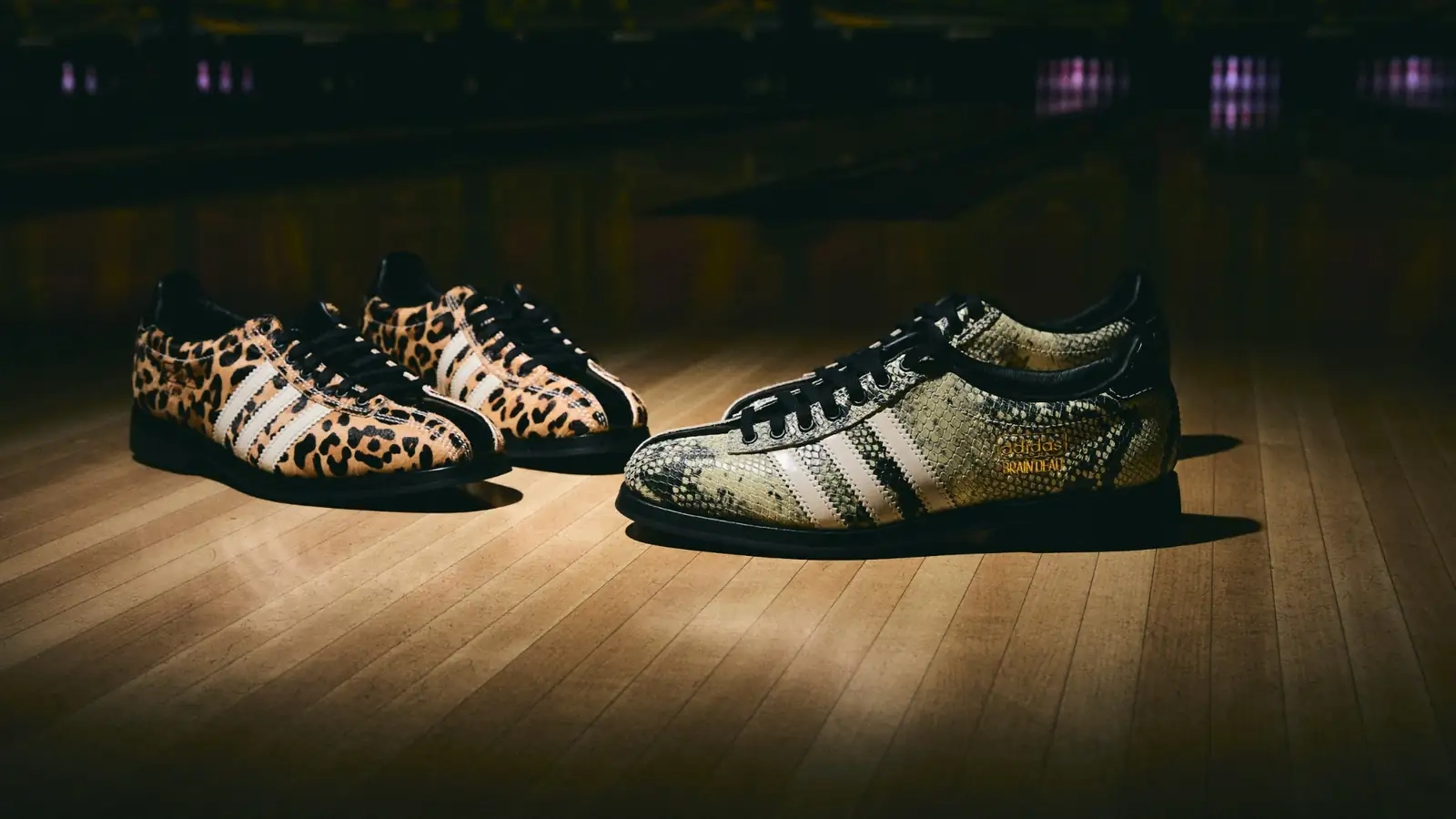Dos pares adidas x Brain Dead Bowling, uno con estampado de leopardo y otro con acabado de serpiente, sobre una pista de bolos.