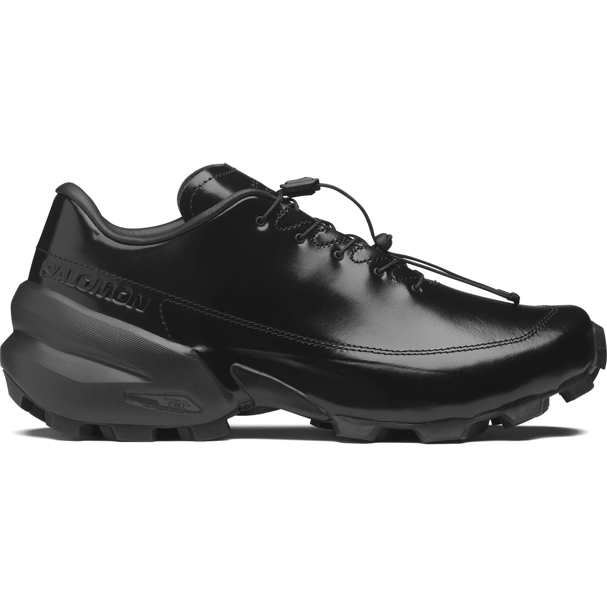 Vista lateral del CROSSDERBY negro de MM6 Maison Margiela y Salomon, con piel brillante, cordón de ajuste y suela de tacos.