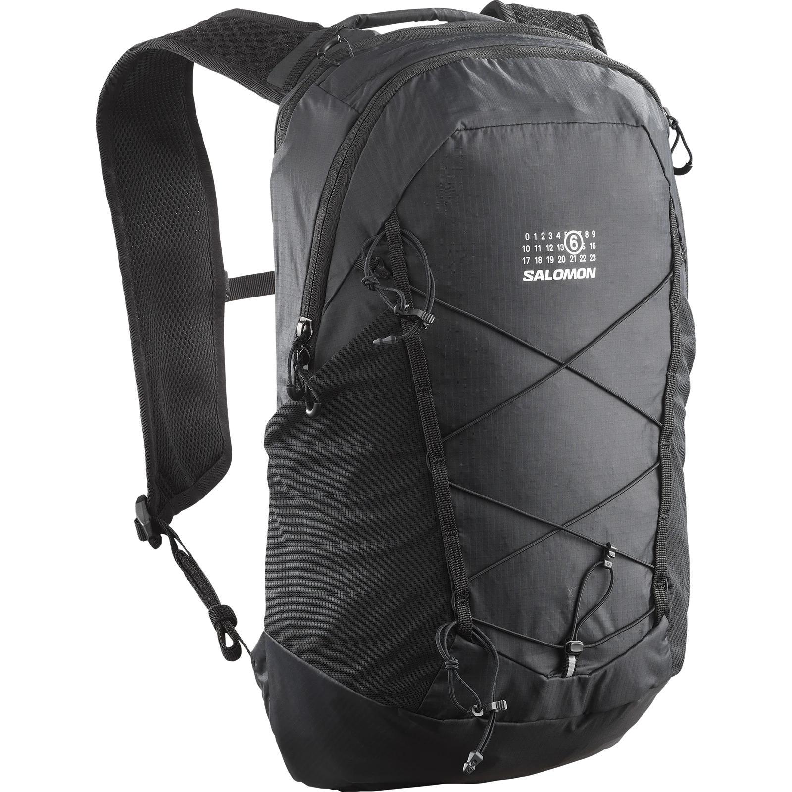 Mochila negra XT-15 con cordón elástico cruzado en el frente y logotipos blancos de MM6 Maison Margiela y Salomon.