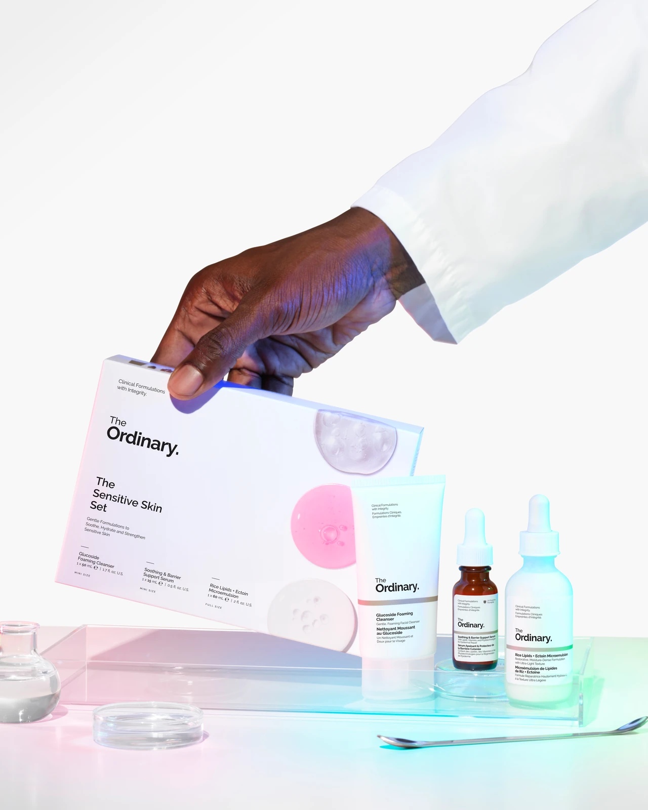 The Sensitive Skin Set de The Ordinary con sus tres productos y empaque sobre una mesa de laboratorio.